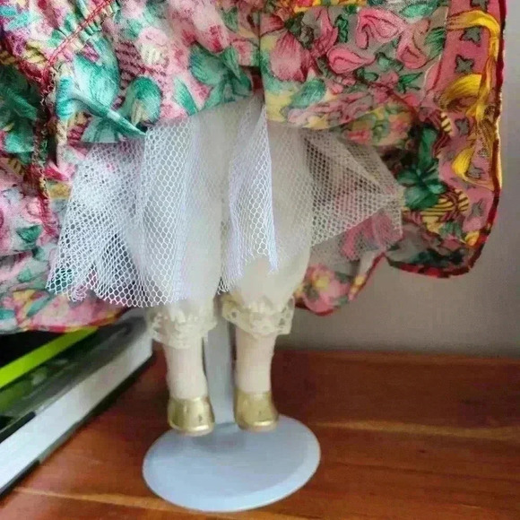 THE COLLECTORS CHOICE Porcelain Doll Blue Eyes Curly Brown Hair Floral Dress - Picture 5 of 9